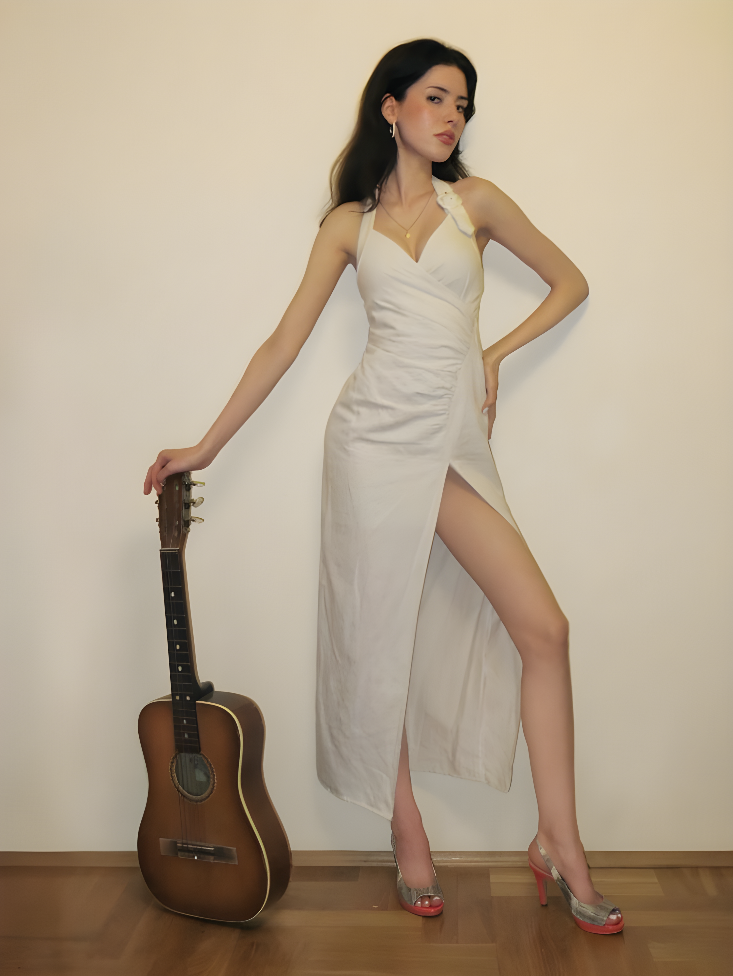 Z gitarą w białej sukni